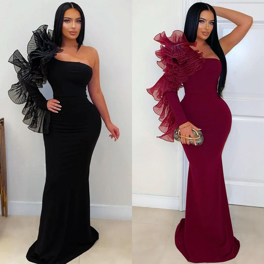 Modisches elegantes Damenkleid mit einem Rüschenärmel, figurbetont