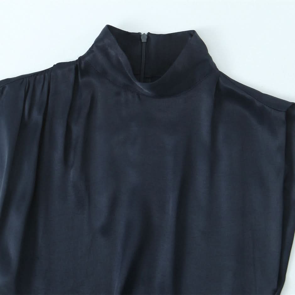Minikleid aus Satin mit Spitzen-Patchwork und Textur