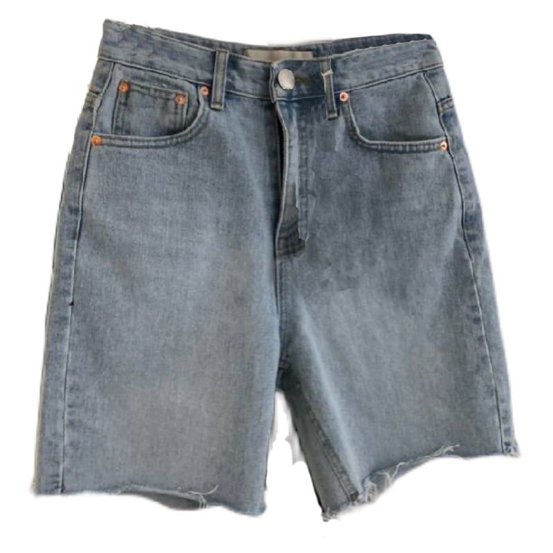 Shorts Jeans Feminino Casual Solto de Cinco Pontos, estilo verão, conforto e moda em denim claro.