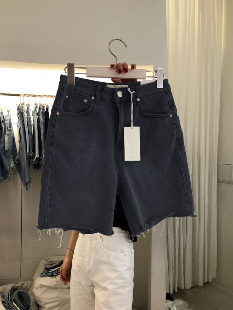 Shorts Jeans Feminino Casual Solto de Cinco Pontos em tom escuro com design moderno e conforto para o verão.