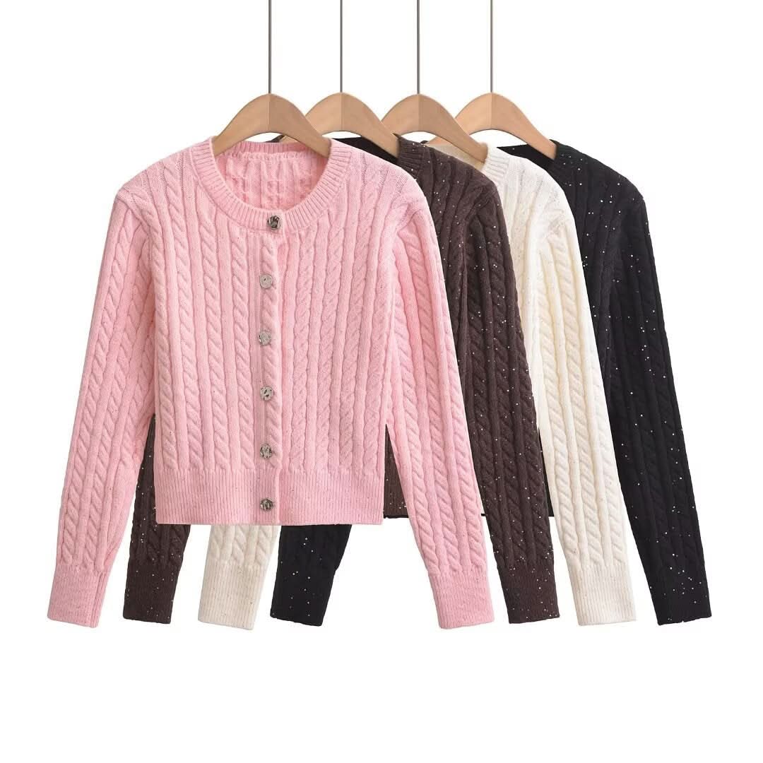 Schmal geschnittener, einreihiger Pullover mit Rundhalsausschnitt