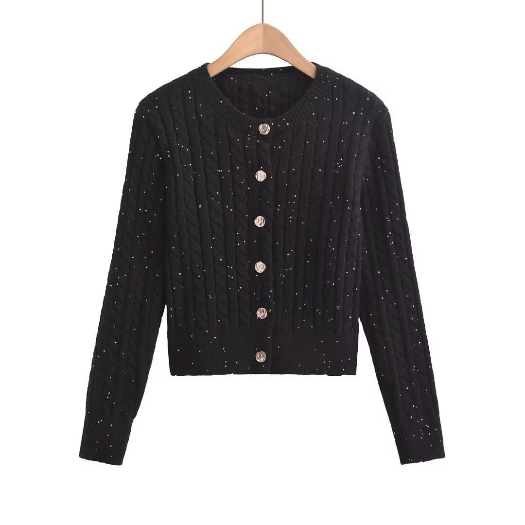 Schmal geschnittener, einreihiger Pullover mit Rundhalsausschnitt