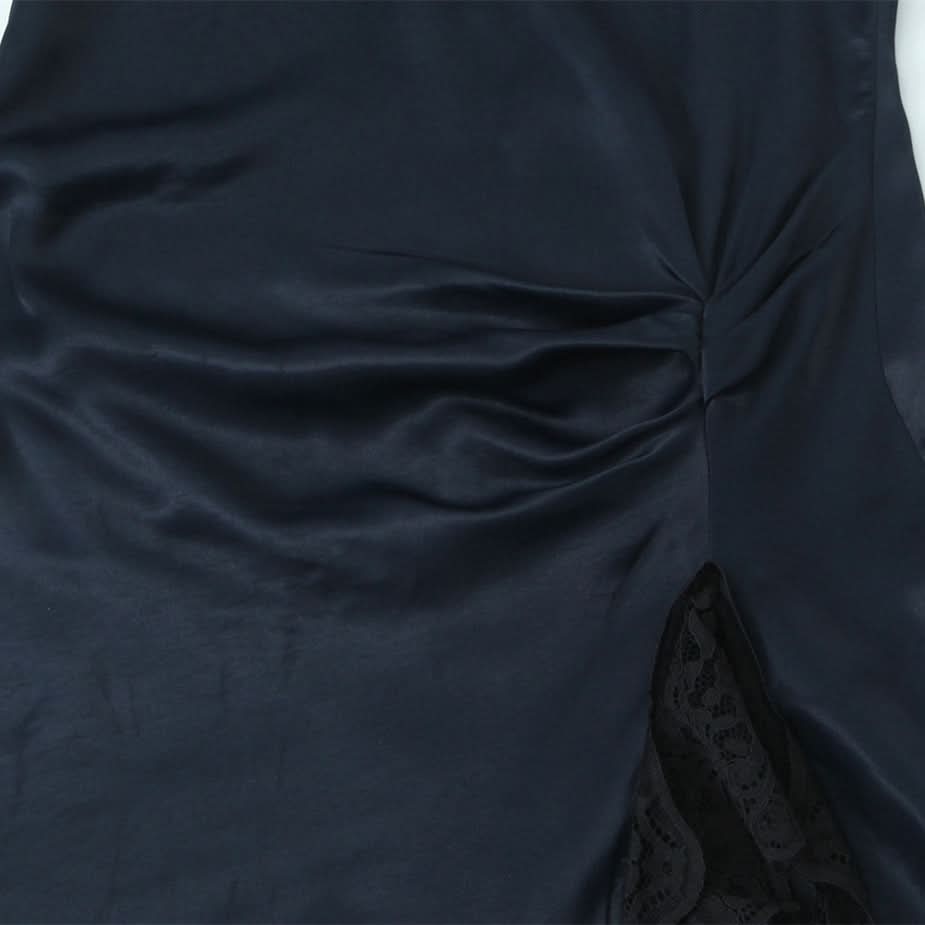 Minikleid aus Satin mit Spitzen-Patchwork und Textur