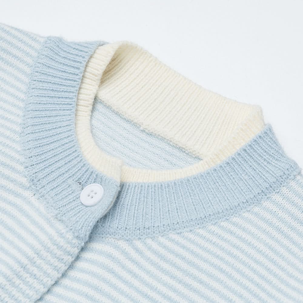 Fälschen Sie zwei gestreifte Strickjacken und Rundhalspullover