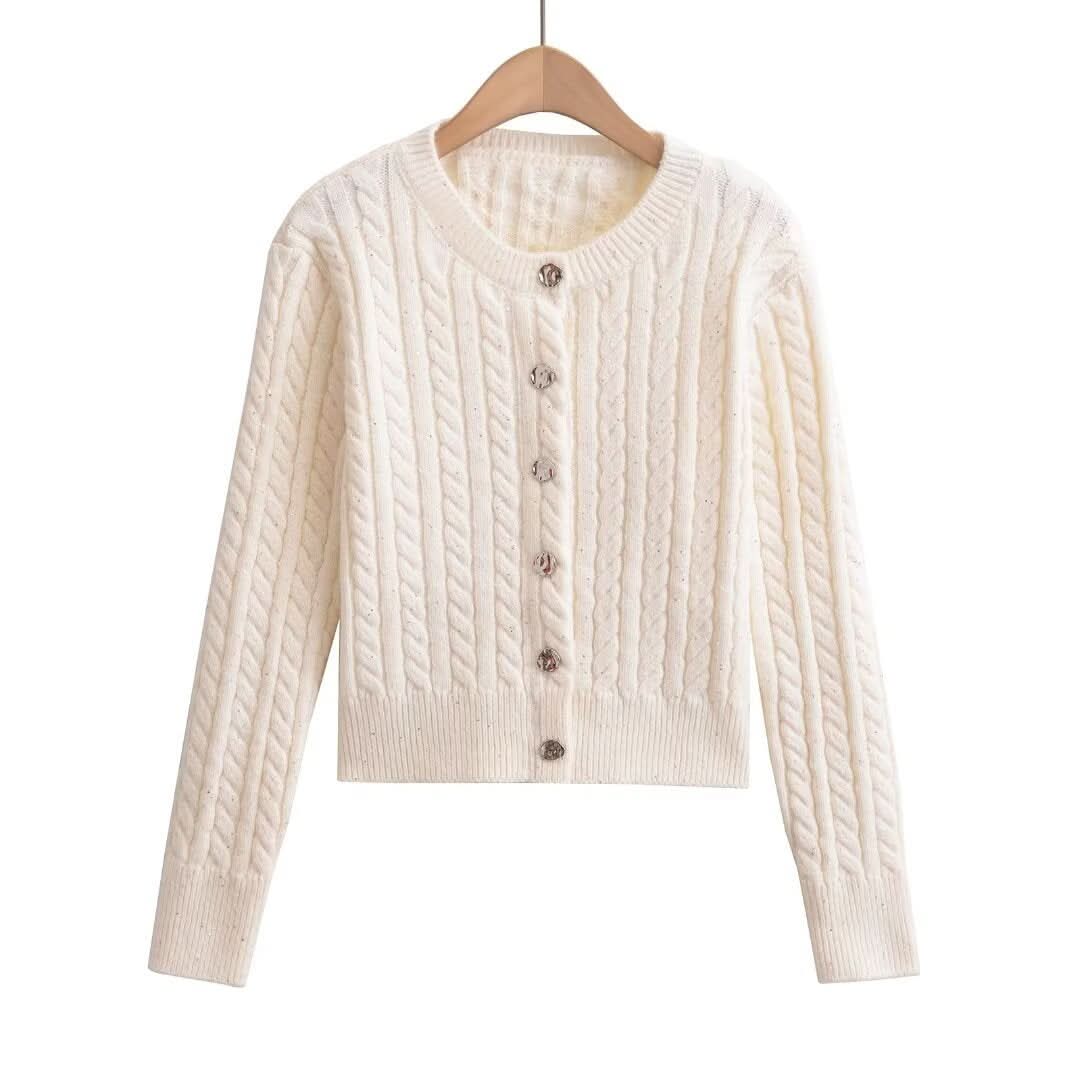 Schmal geschnittener, einreihiger Pullover mit Rundhalsausschnitt